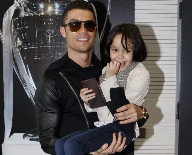 Cristiano Ronaldo con la pequeña Carla