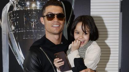 Cristiano Ronaldo con la pequeña Carla