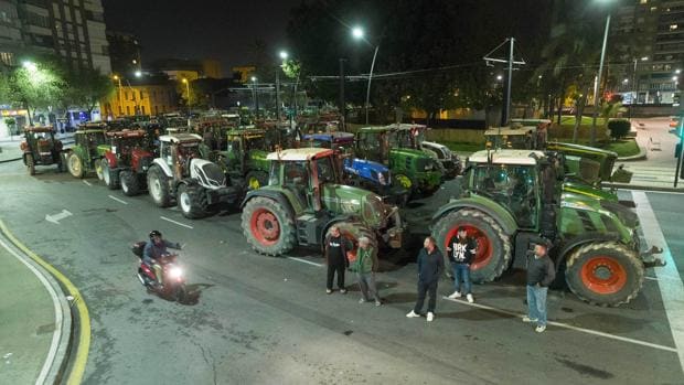 Doscientos tractoristas del Campo de Cartagena mantuvieron anoche y durante 29 horas un bloqueo de tráfico en el centro de Murcia durmiendo en sus propios vehículos como forma de protesta