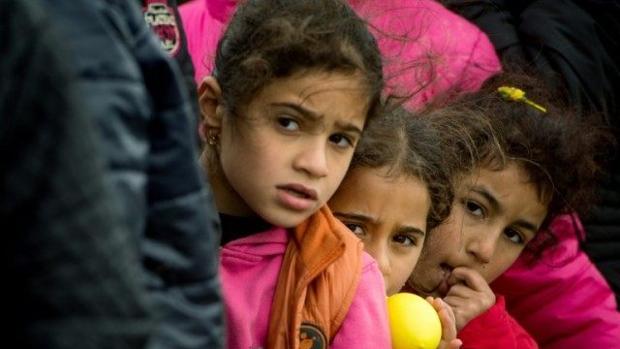 Tres niñas sirias en un centro de refugiados de Berlín