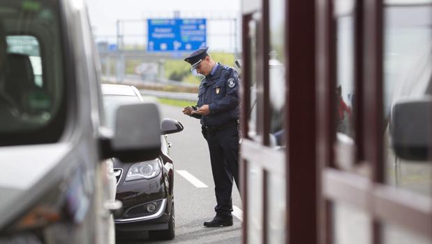 Un policía hungaro comprueba la documentación de un conductor que quiere cruzar la frontera hungaro-croata a través del puesto de control de Letenye, a unos 232 km al sureste de Budapest