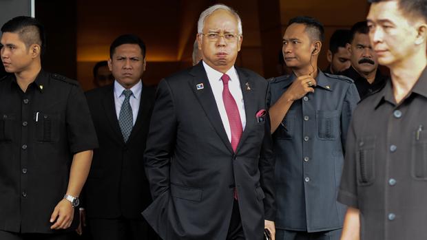 El primer ministro malasio abandona la sede del Parlamento