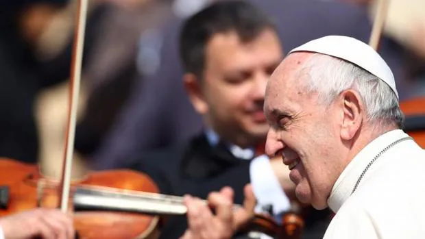El Papa escucha a unos músicos durante la audiencia general del miércoles