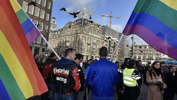 Varias personas toman parte de una marcha en contra de la violencia homófoba en Amsterdam, Holanda