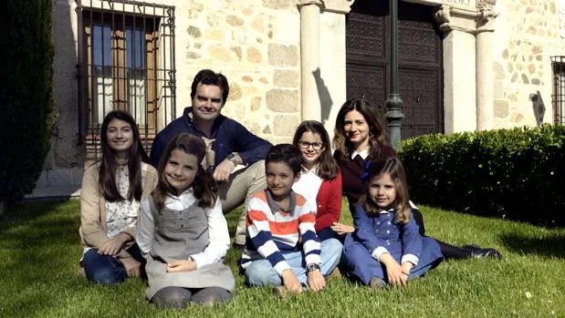 Los Fernández Linares posan junto a cinco de sus seis hijos