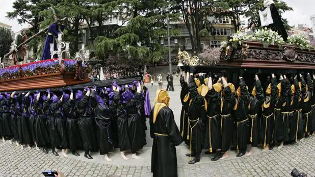 Un momento de la procesión del Santo Encuentro que por primera vez cambia de ubicación y se celebra en la plaza de Amboage de Ferrol, en lugar de la plaza de Armas