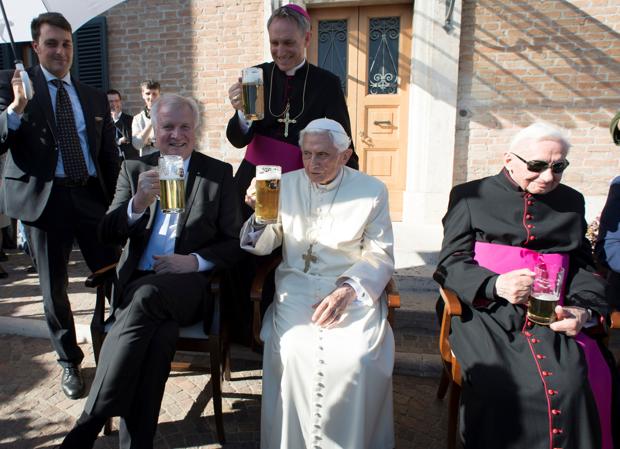 Benedicto XVI brinda con cerveza de Baviera en su 90 cumpleaños