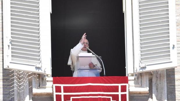 El Papa Francisco oficia el rezo de la oración del Regina Coeli desde su oficina en la Plaza de San Pedro, en el Vaticano