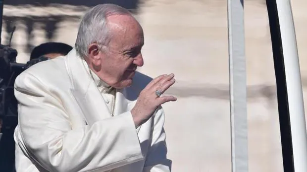El Papa Francisco saluda a los fieles desde el papamóvil a su llegada a la audiencia general de los miércoles en la plaza de San Pedro en el Vaticano