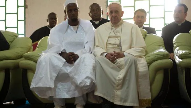 El Papa Franscisco visitó una mezquita en el centro de Bangui, en su visita calificada de muy peligrosa en 2015