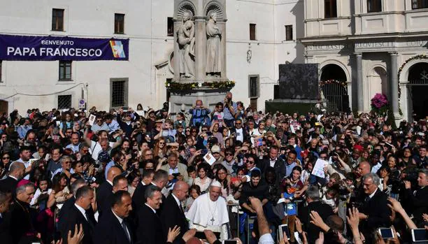 El Papa Francisco saluda a los cientos de fieles congregados en la Basílica de San Bartolomé en la Isla Tiberina, en Roma