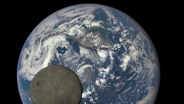 Imagen de la Tierra, con la luna en primer plano