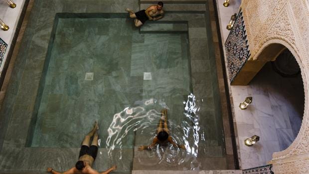 Unos bañistas se relajan en el Hammam Al Andalus en Málaga, un turismo de salud y bienestar que atrae cada vez a más personas