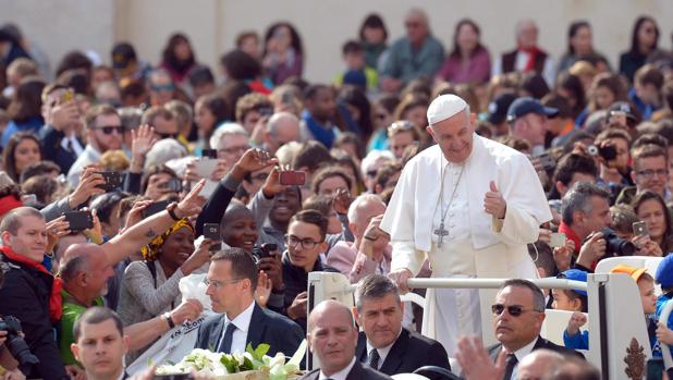 El Papa Francisco, saludando a los creyentes durante la audiencia general semanal en la Plaza de San Pedro