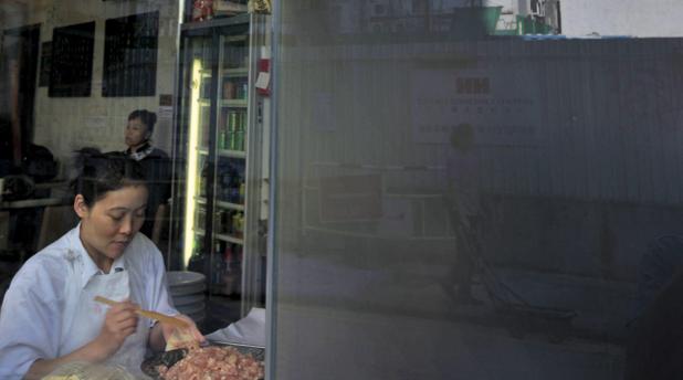 Imagen de archivo en el que una mujer prepara comida en unrestaurante en el centro de Hong Kong