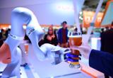 Un robot sirve una cerveza en la Feria de Tecnología de Hannover, en Alemania