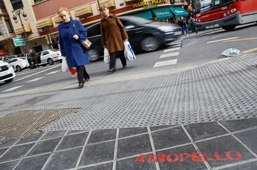 Paso de peatones en la avenida Barón de Cárcer en Valencia, donde se alerta de peligro de atropello