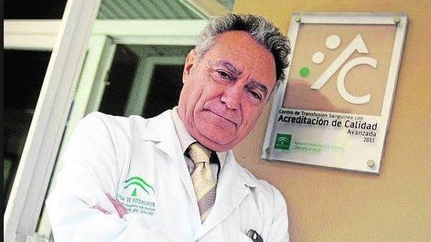 Isidro Prat, médico en el hospital Materno de Málaga: «El Materno se llenó de ilusión y alegría tras la visita de la Legión»