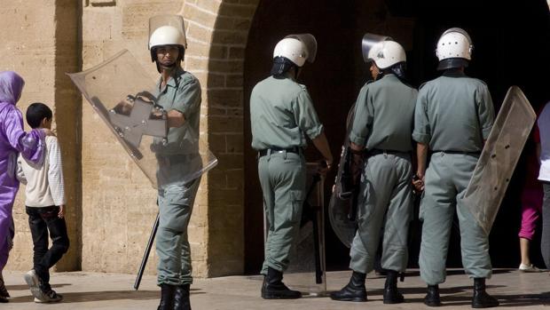 Policías marroquíes realizando un operativo de vigilancia