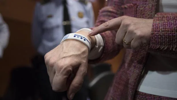 La presidenta de la FAFAC, Immaculada Fernández, posa con la pulsera de silicona