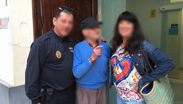 La Policía Local de Murcia atiende al anciano desorientado