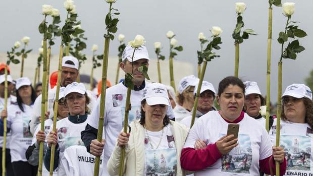 Peregrinos a su llegada este miércoles al santuario de Fátima, Portugal