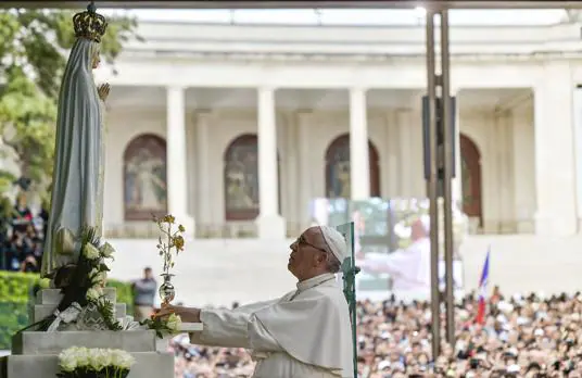 El Papa ofrece a la Virgen en Fátima una rosa de oro