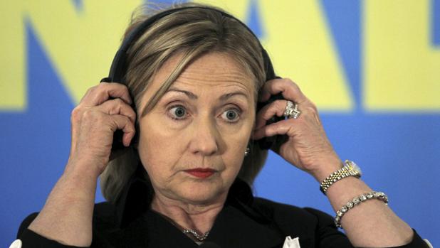 Hillary Clinton se coloca unos auriculares