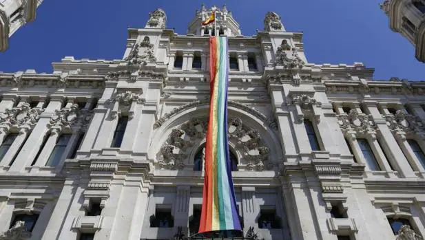 Despliegue de la bandera por el Día del Orgullo Gay en el Ayuntamiento de Madrid