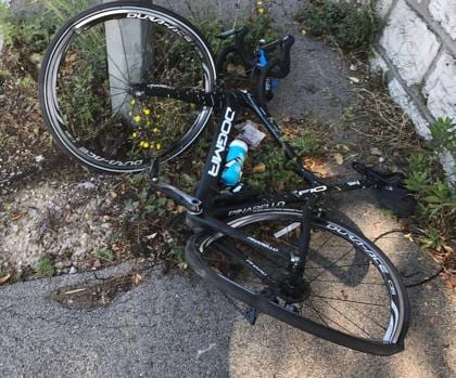 Estado en el que quedó la bicicleta del corredor Chris Froome cuyo conductor se dio a la fuga