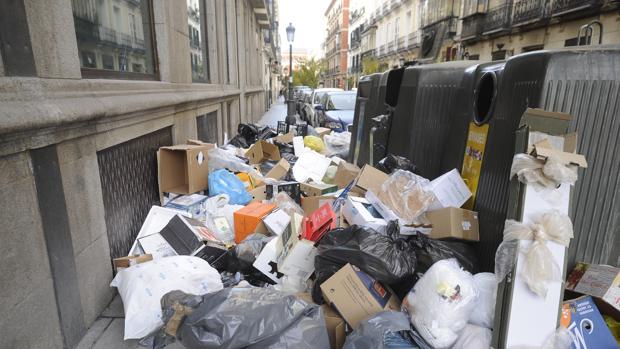 Una calle de Madrid durante la huelga de basuras de noviembre de 2013