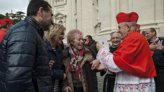 El cardenal Osoro, en el exterior de la Basílica de San Pedro del Vaticano