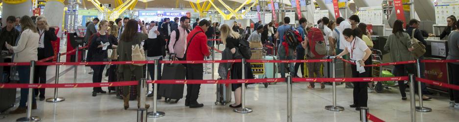 Colas en el aeropuerto Adolfo Suárez Madrid-Barajas para facturar