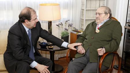 Miguel Delibes recibe la Medalla de Oro de Castilla y León