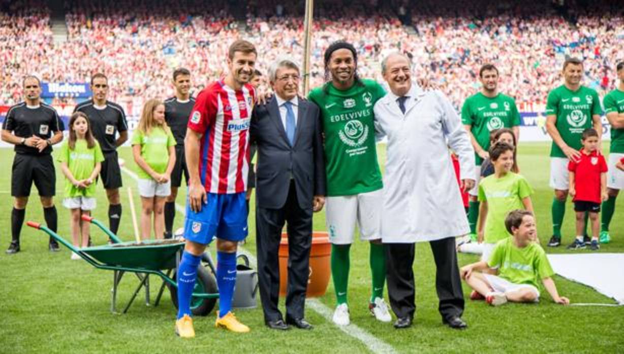 De izq. a dcha. El actual capitán del Atlético de Madrid, Gabi Fernández, el presidente del Atlético de Madrid, Enrique Cerezo, Ronaldhino y el presidente de Scholas, José María del Corral