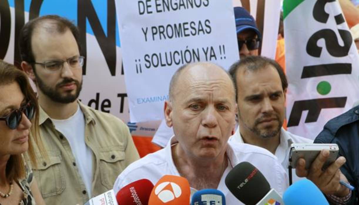 El presidente nacional de Asextra, Joaquín Jiménez, hace declaraciones a los medios durante la concentración de los examinadores de tráfico, en la jornada de huelga convocada en toda España, para protestar por la «asfixiante» falta de personal en el colectivo