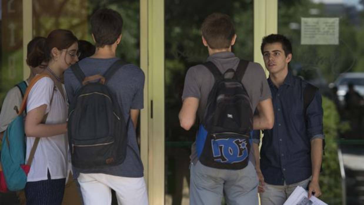 Alumnos a la salida de las pruebas de acceso