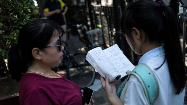 Una alumna hace el último repaso antes de examinarse en el «gaokao», la Selectividad china