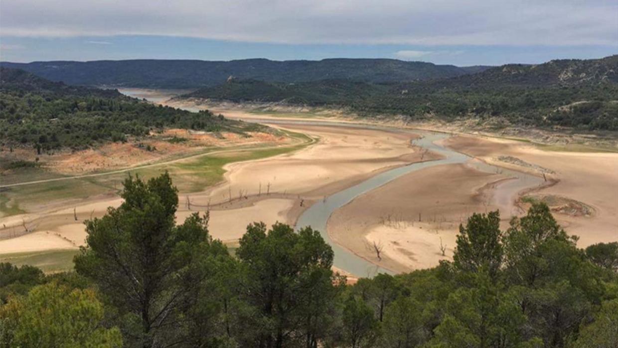 Ekl embalse de Entrepeñas, reducido a un riachuelo