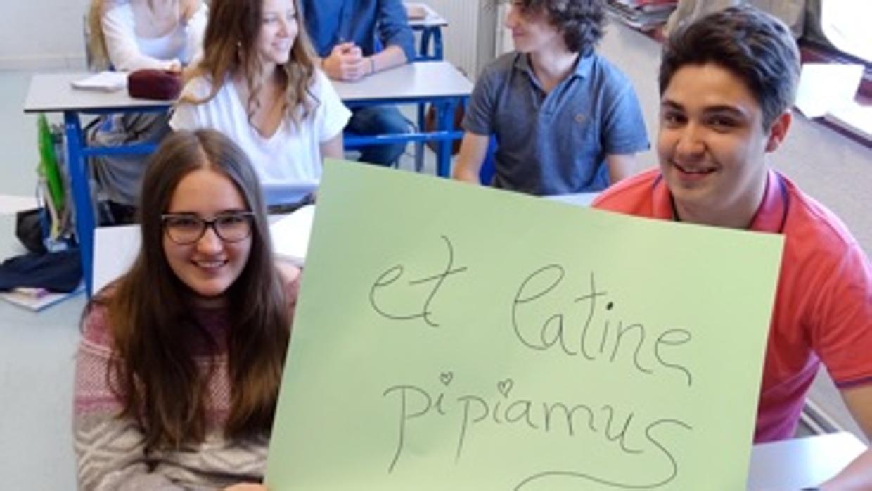 Los alumnos precursores de la iniciativa posan con una pancarta