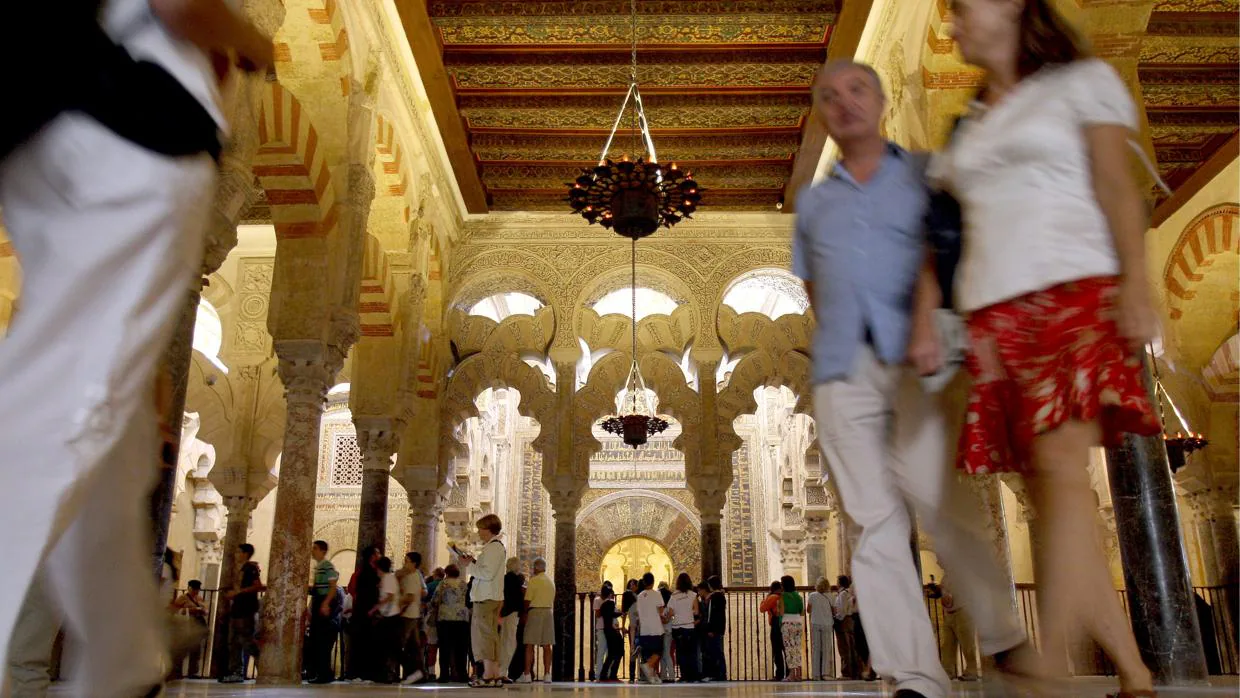 Un grupo de turistas visita el interior de La Catedral-Mezquita de Córdoba