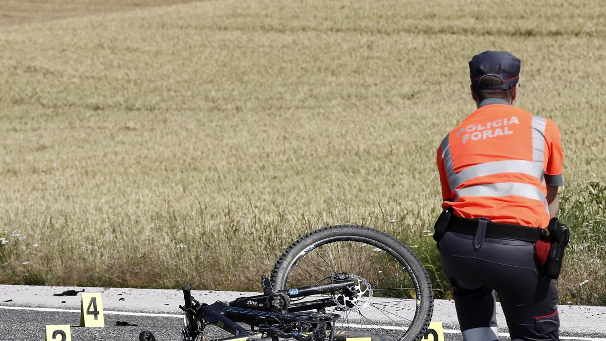 Agentes de la Policía Foral de Navarra intervienen en un accidente