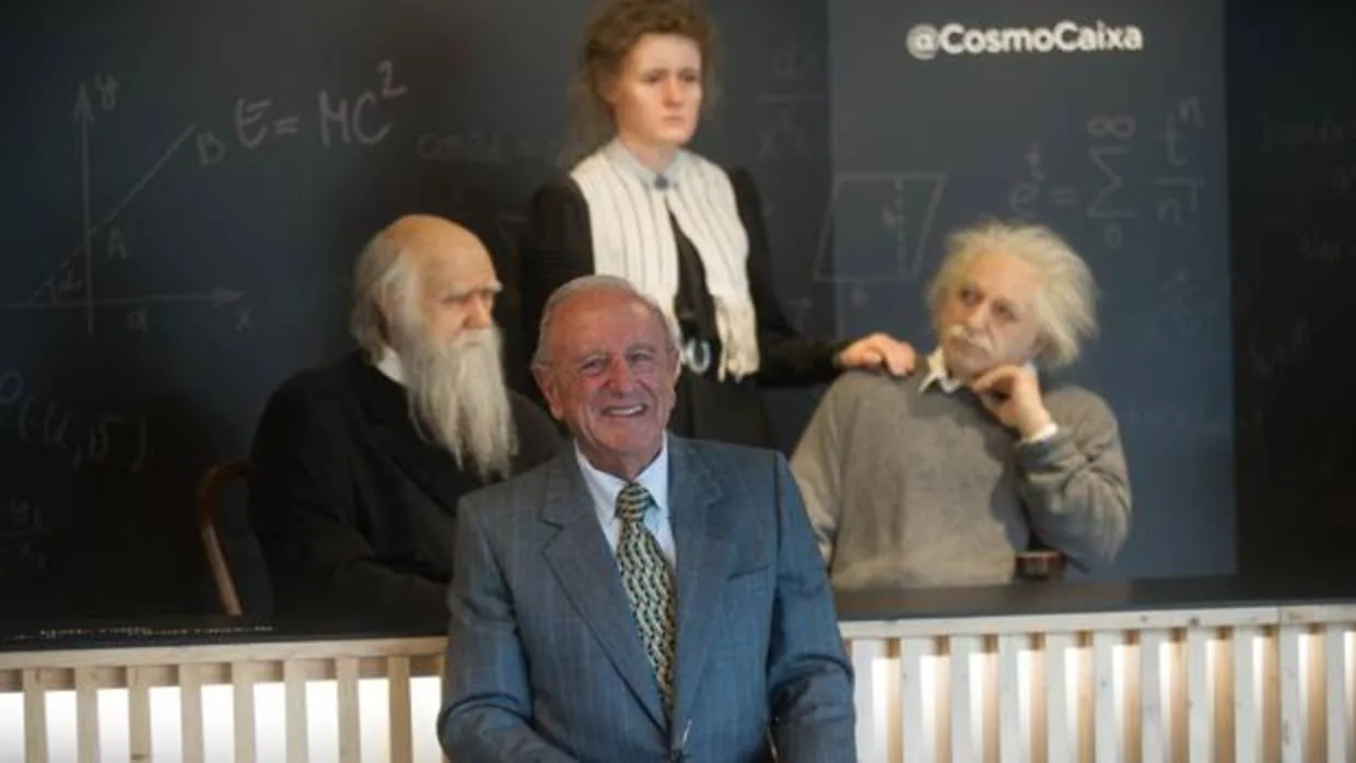 El psiquiatra Joaquín Fusteri posa para ABC junto a unas réplicas de Darwin, Curie, y Einstein