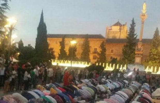 Polémica en Granada por un rezo de Ramadán a los pies de la Virgen del Triunfo