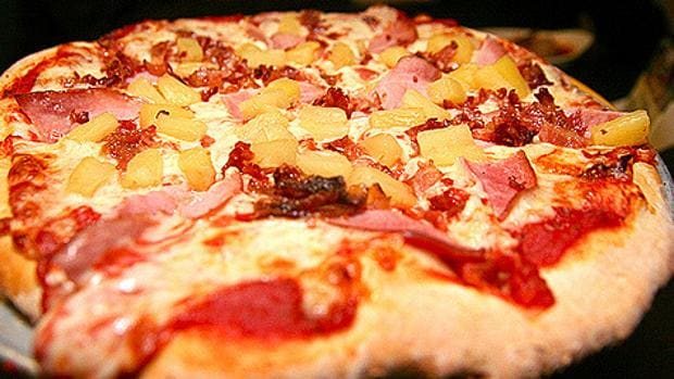 Fotografía de archivo de una pizza con piña o pizza hawaiana, creación de Sam Panopoulos