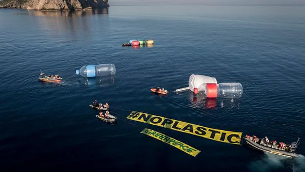 Greenpeace ha colocado diez objetos gigantes, algunos de los más comunes que se encuentran en playas y mares (dos botellas de 12 metros, dos vasos de 6, tapones y pajitas), para visibilizar lo que está pasando bajo las aguas mediterráneas, aunque no se pueda ver