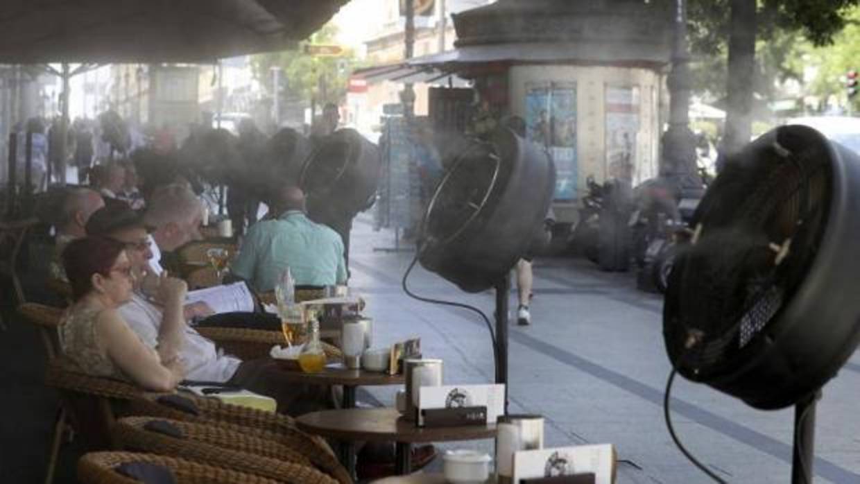 Una terraza de una cafetería de Madrid con ventiladores nebulizadores