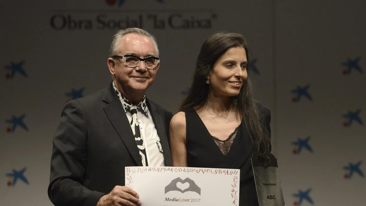 Montserrat Lluís, subdirectora de ABC, recoge el premio a la trayectoria periodística de este diario