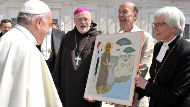 El papa Francisco (izq) conversa con varios fieles tras presidir la audiencia general de los miércoles en la plaza de San Pedro del Vaticano