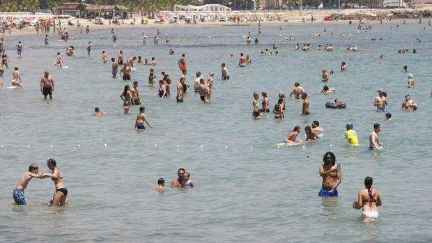 Solo el Cantábrico, el Mediterráneo y las islas escapan a la ola de calor más temprana desde 1981